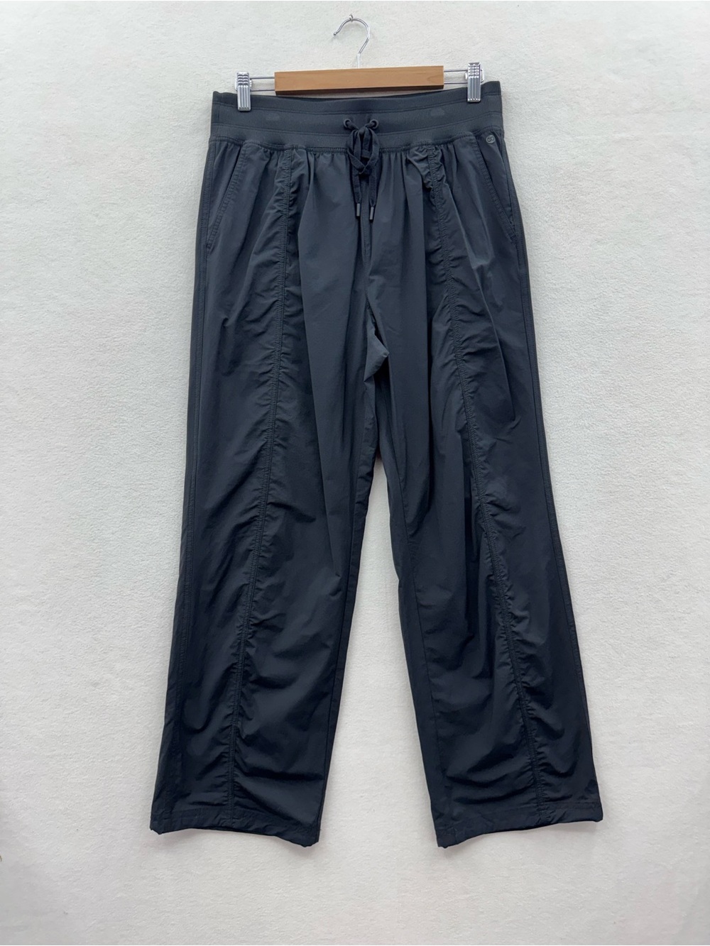 CALIA by Carrie Underwood Women’s Medium Nyluxe Mid-Rise Pants Joggers Black